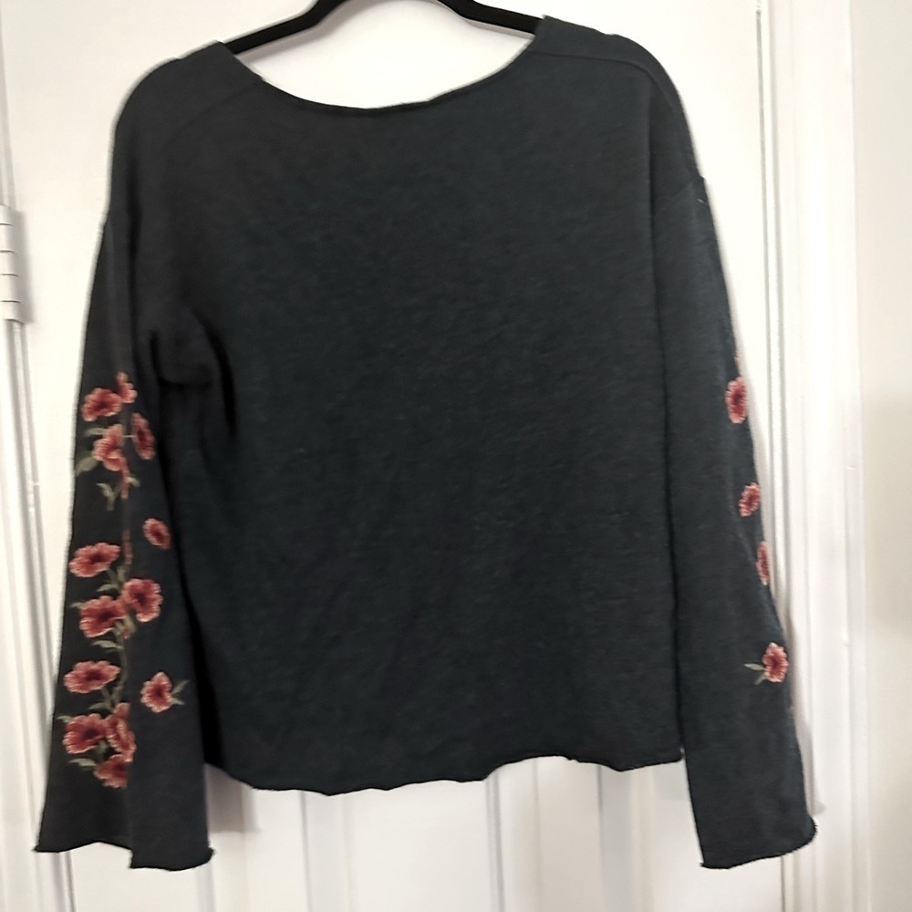 American Eagle AE High Low Boxy Floral Long Sleeved Shirt/Sweatshirt - Small - Picture 3 of 5